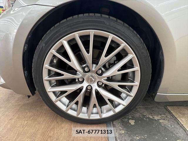Lexus IS 2013-06 8036420-29