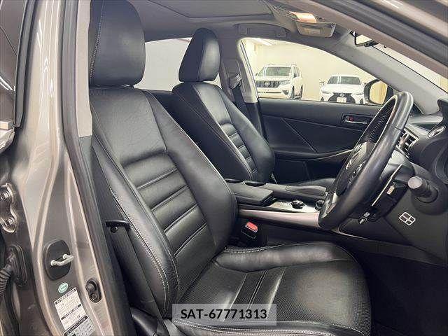 Lexus IS 2013-06 8036420-7