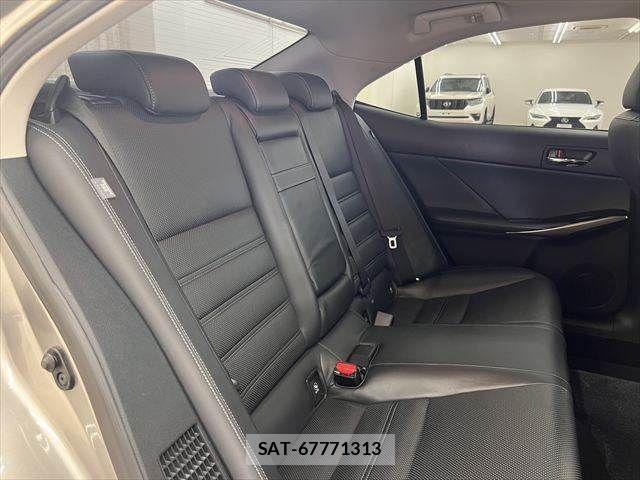 Lexus IS 2013-06 8036420-8