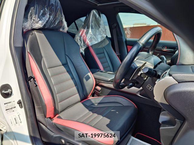Lexus IS 2015-06 8074336-10