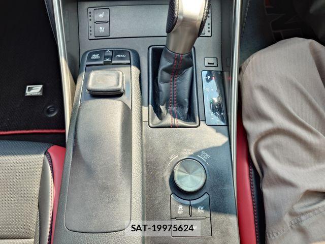 Lexus IS 2015-06 8074336-16