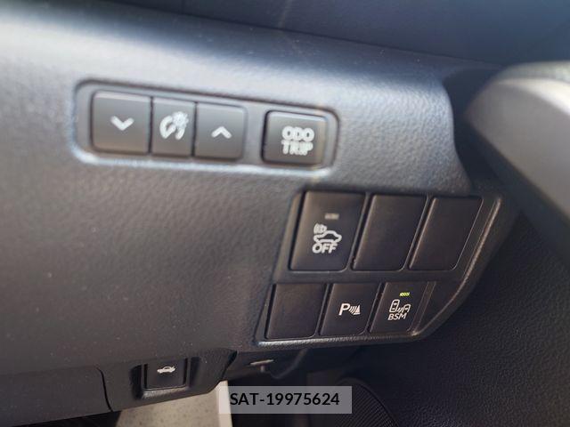 Lexus IS 2015-06 8074336-17