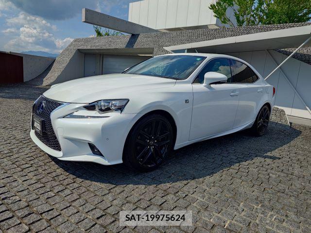 Lexus IS 2015-06 8074336-1