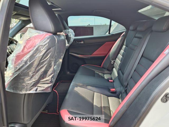 Lexus IS 2015-06 8074336-20