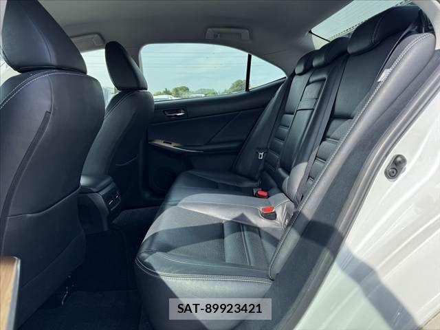 Lexus IS 2014-06 8100129-17