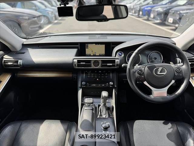 Lexus IS 2014-06 8100129-1