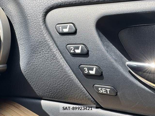 Lexus IS 2014-06 8100129-23