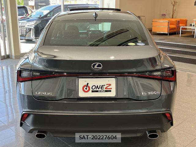 Lexus IS 2021-02 8208362-12