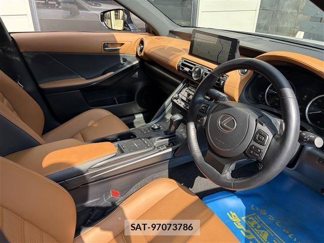 Lexus IS 2023-06 8208363-12