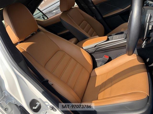 Lexus IS 2023-06 8208363-13
