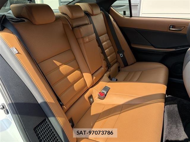Lexus IS 2023-06 8208363-16