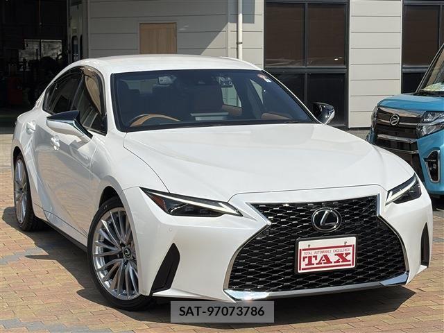 Lexus IS 2023-06 8208363-1