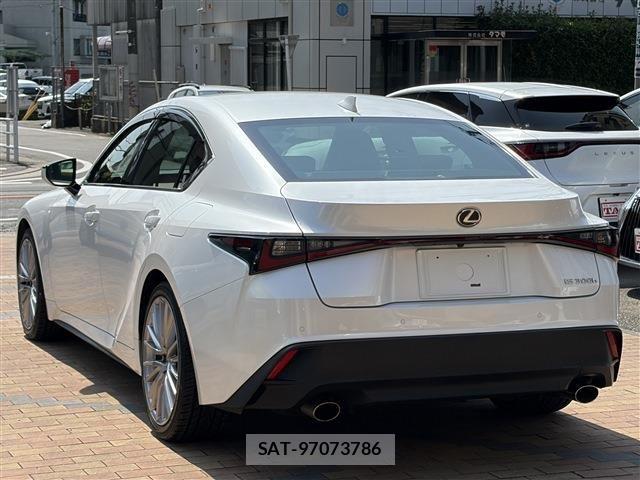 Lexus IS 2023-06 8208363-4