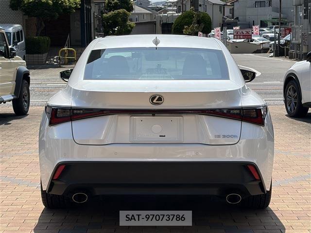 Lexus IS 2023-06 8208363-5