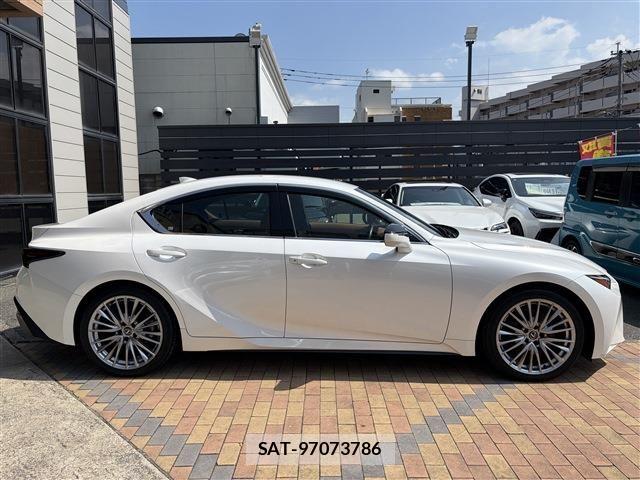 Lexus IS 2023-06 8208363-6