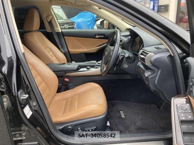 Lexus IS 2013-07 8208370-12