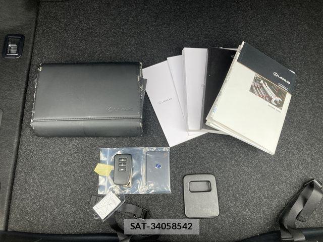 Lexus IS 2013-07 8208370-26