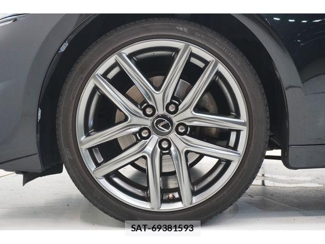 Lexus IS 2017-06 8208367-11
