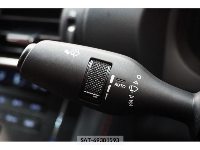 Lexus IS 2017-06 8208367-13