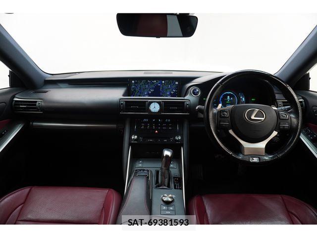 Lexus IS 2017-06 8208367-16