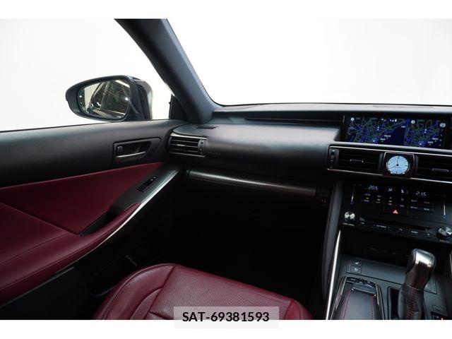 Lexus IS 2017-06 8208367-18