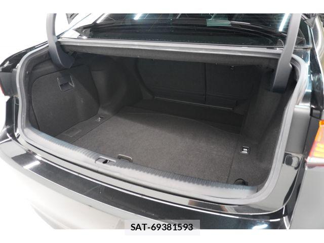 Lexus IS 2017-06 8208367-27