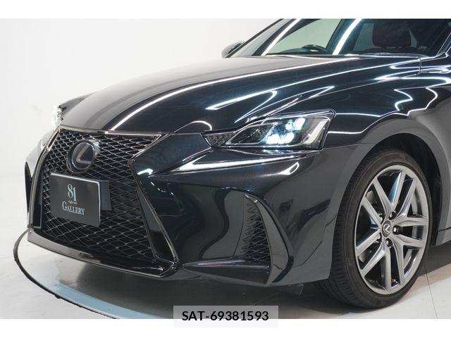Lexus IS 2017-06 8208367-28