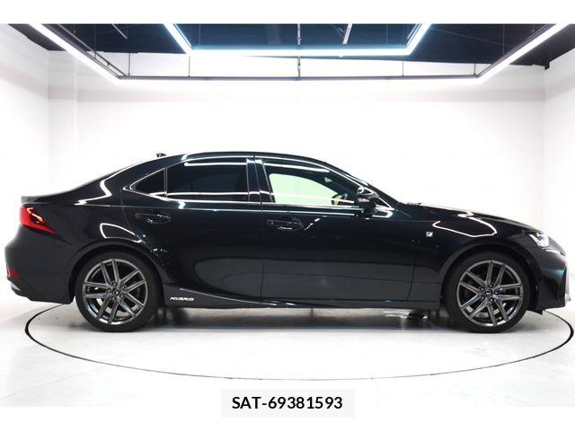 Lexus IS 2017-06 8208367-4