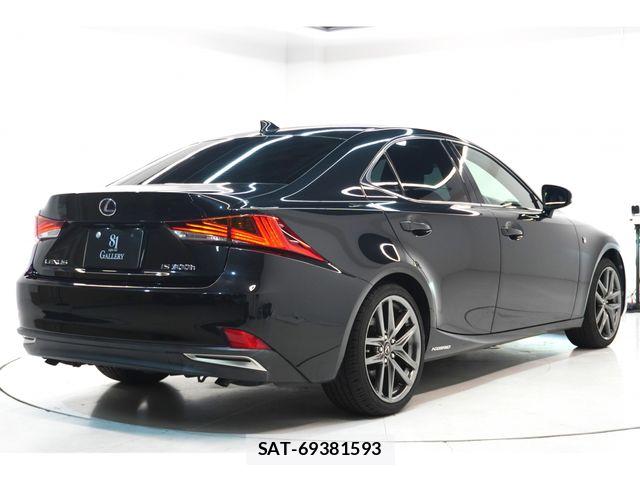 Lexus IS 2017-06 8208367-5