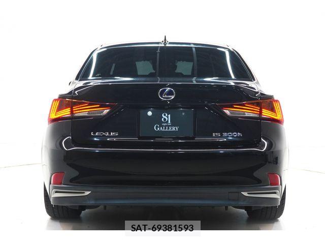 Lexus IS 2017-06 8208367-6