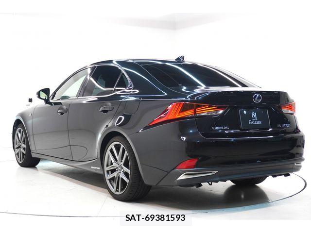 Lexus IS 2017-06 8208367-7