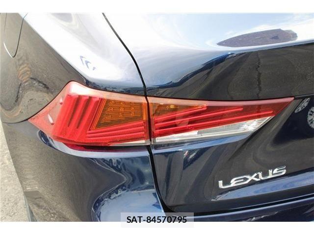 Lexus IS 2017-05 8230615-16