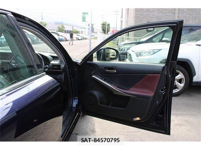 Lexus IS 2017-05 8230615-24