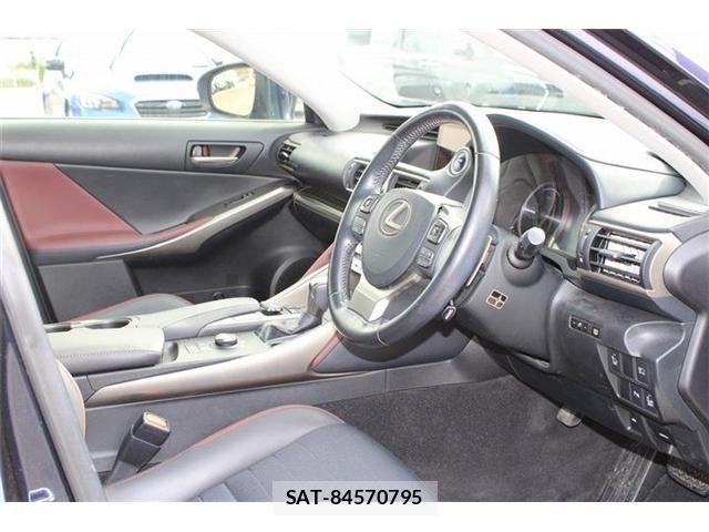 Lexus IS 2017-05 8230615-25