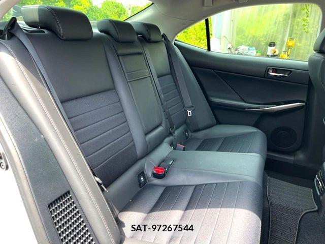 Lexus IS 2016-03 8336545-9