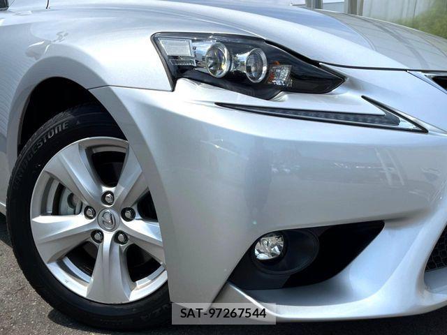 Lexus IS 2016-03 8336545-13