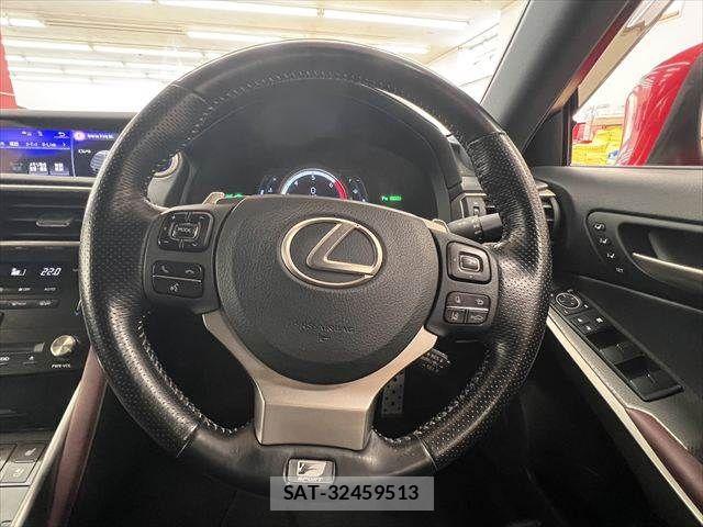 Lexus IS 2017-01 8336542-10