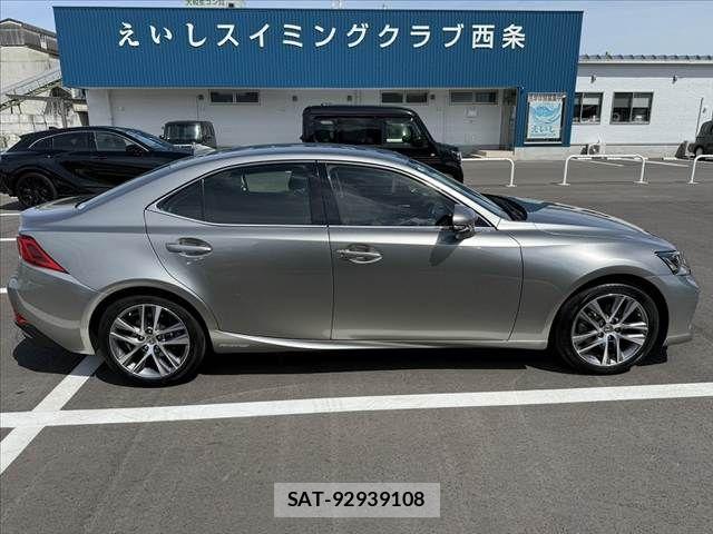 Lexus IS 2018-04 8366716-10