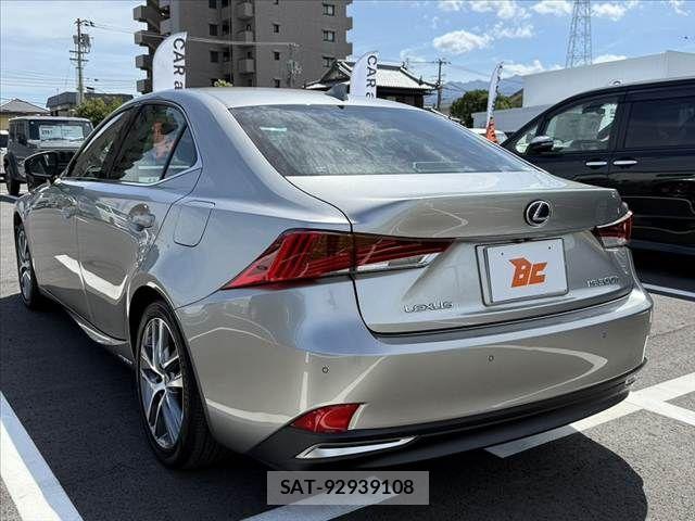 Lexus IS 2018-04 8366716-12