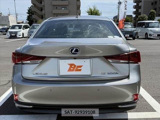 Lexus IS 2018-04 8366716-13