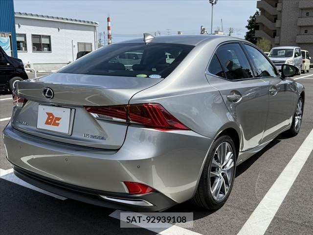 Lexus IS 2018-04 8366716-14