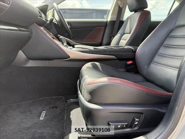 Lexus IS 2018-04 8366716-16