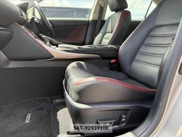 Lexus IS 2018-04 8366716-17