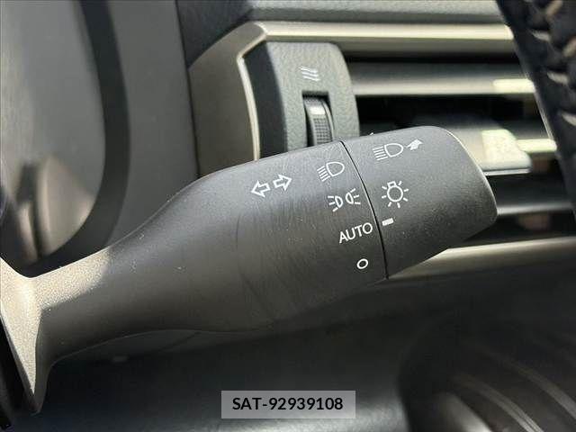 Lexus IS 2018-04 8366716-23