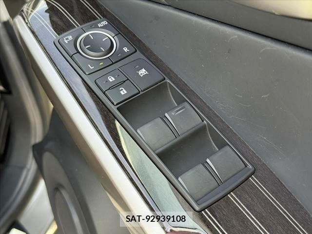 Lexus IS 2018-04 8366716-28