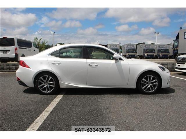 Lexus IS 2019-06 8413274-9