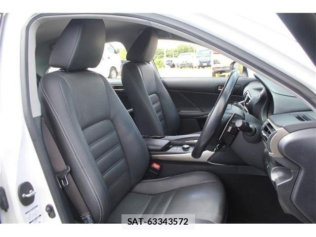 Lexus IS 2019-06 8413274-13
