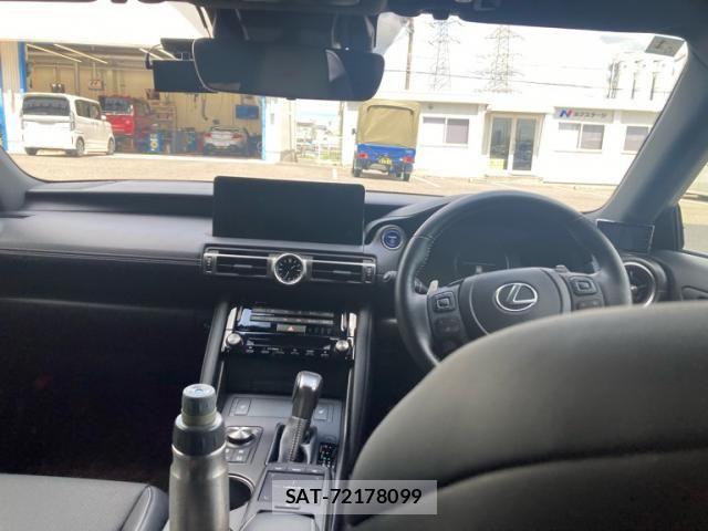Lexus IS 2021-01 8438348-10