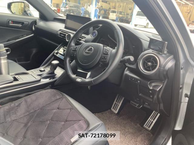 Lexus IS 2021-01 8438348-11
