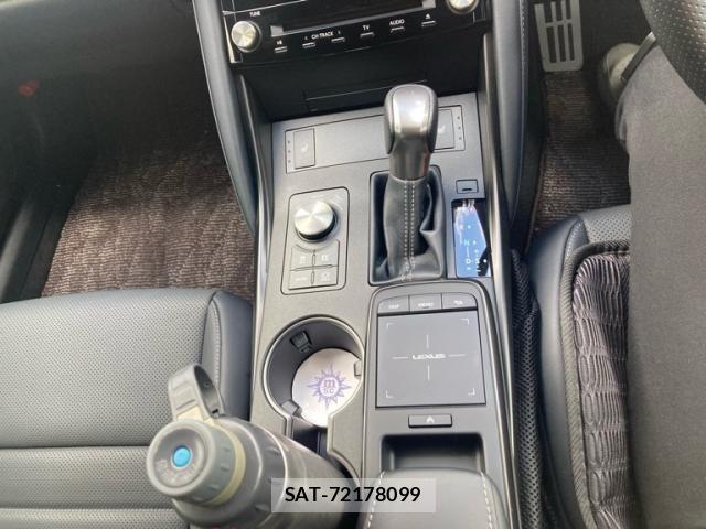 Lexus IS 2021-01 8438348-15